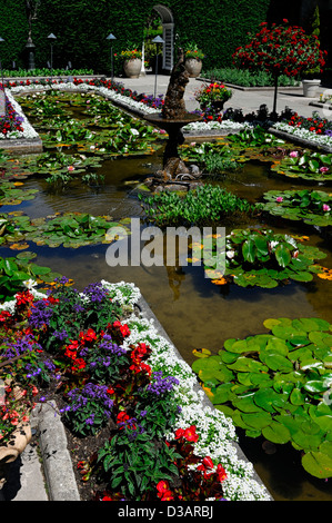 Italienischer Garten Abschnitt Bereich Butchart Gardens Brentwood Bay Victoria British Columbia Kanada Teich Wasserspiel Kreuz geformt Stockfoto