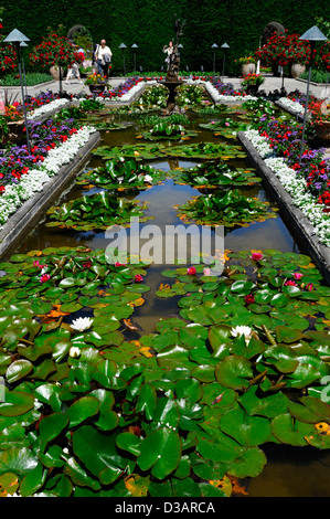 Italienischer Garten Abschnitt Bereich Butchart Gardens Brentwood Bay Victoria British Columbia Kanada Teich Wasserspiel Kreuz geformt Stockfoto