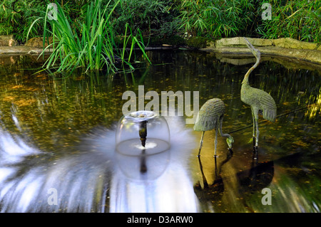 Japanischer Garten Abschnitt Bereich The Butchart Gardens Brentwood Bay Victoria British Columbia Kanada Reiher Skulptur Brunnen Teich Stockfoto