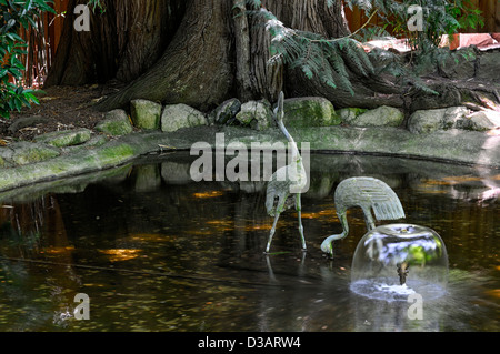 Japanischer Garten Abschnitt Bereich The Butchart Gardens Brentwood Bay Victoria British Columbia Kanada Reiher Skulptur Brunnen Teich Stockfoto