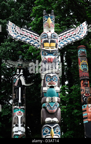 Kakaso'las Totem Pole Stanley Park Vancouver BC Kanada mit Chef Wakas Pol am linken Sky Chief Pol rechts Stockfoto