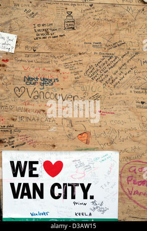 Sperrholz-Horten einsteigen Schild Beschilderung öffentlicher Graffiti Nachricht Unruhen Riot randalierende Nachwirkungen Vancouver Kanada Stockfoto