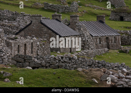 Die Dorfstraße des Dorfes auf der Insel Hirta, St Kilda Archipel, zeigt ruiniert und rekonstruierten Hütten Stockfoto