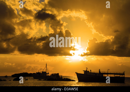 Goldenen Sonnenaufgang über Boote im karibischen Hafen San Andres, Kolumbien Stockfoto