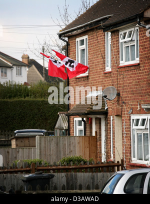 Hakenkreuz-Fahnen hängen vor einem Luton UK-Haus Stockfoto
