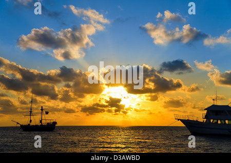 Blau und orange Sonnenaufgang über ein Piratenschiff in der Karibik in der Nähe von San Andres, Kolumbien Stockfoto