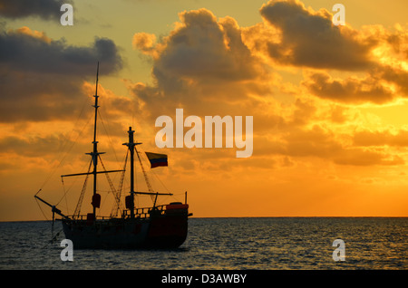 Karibische Sonnenaufgang mit einem Piratenschiff in San Andres, Kolumbien Stockfoto