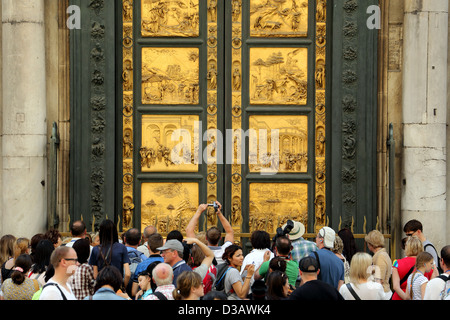 Touristen, die versammelten sich die Bronzetüren des Baptisterium in Florenz Italien Stockfoto