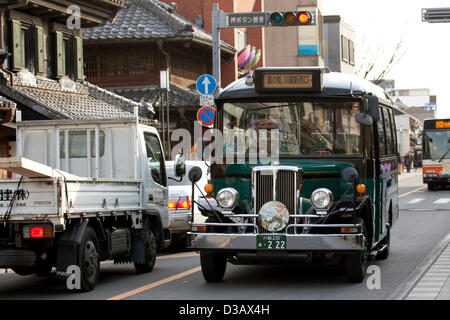 14. Februar 2013, Kawagoe, Japan - bringt 'Koedo Loop Bus' die Touristen rund um alle Sehenswürdigkeiten. Eine alte Stadt von Edo-Periode (1603-1867) befindet sich in Kawagoe, 30 Minuten mit dem Zug vom Zentrum von Tokio. In der Vergangenheit war Kawagoe eine wichtige Stadt für Handel und strategischen Zweck, installiert die Shogun einige ihrer wichtigsten Treue Männer als Herren von Kawagoe Burg. Jedes Jahr bekleidete Kawagoe-Festival im dritten Wochenende im Oktober, Menschen ziehen tragbaren Schrein während der Parade, schwebt später "Dashi" auf den Straßen in der Nähe. Das Festival begann vor 360 Jahren unterstützt durch Nobutsuna Matsudai Stockfoto