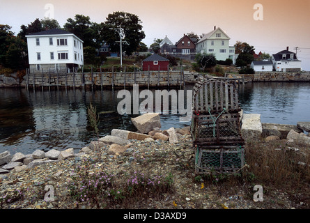 Elk282-1722 Maine, Deer Isle, Stonington, Stadt und Hafen mit Hummerfallen Stockfoto