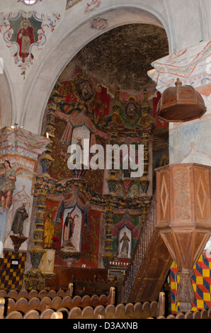 Die Innenwände der Mission San Xavier del Bac sind kunstvoll mit Heiligen, Vergoldung und Gemälden dekoriert. Stockfoto