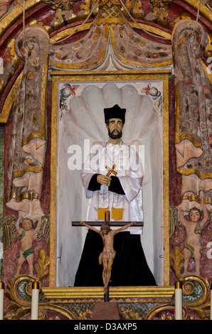 Der Altar des San Xavier del Bac Mission sind kunstvoll mit Heiligen, Vergoldung und Gemälden dekoriert. Stockfoto