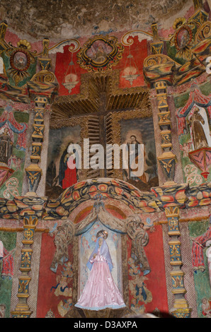 Die Innenwände der Mission San Xavier del Bac sind kunstvoll mit Heiligen, Vergoldung und Gemälden dekoriert. Stockfoto