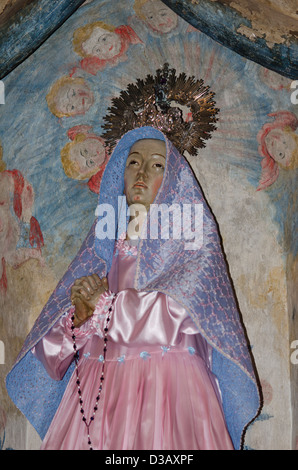 Die Innenwände der Mission San Xavier del Bac sind kunstvoll mit Heiligen, Vergoldung und Gemälden dekoriert. Stockfoto