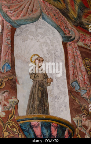 Die Innenwände der Mission San Xavier del Bac sind kunstvoll mit Heiligen, Vergoldung und Gemälden dekoriert. Stockfoto