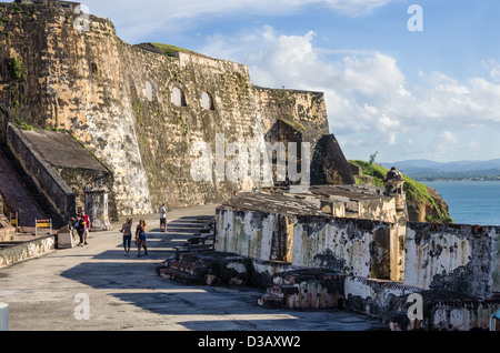 Innenansicht des El Morro Festung mit Mauern und Kanonen Stellplätze, San Juan, Puerto Rico Stockfoto