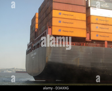 Containerschiff im English Bay in Vancouver Stockfoto