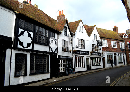 Minze, eine Erweiterung der Roggen High Street in East Sussex ist mit frühen mittelalterlichen, schwarz-weiß, Fachwerk-Gebäuden gesäumt. Stockfoto