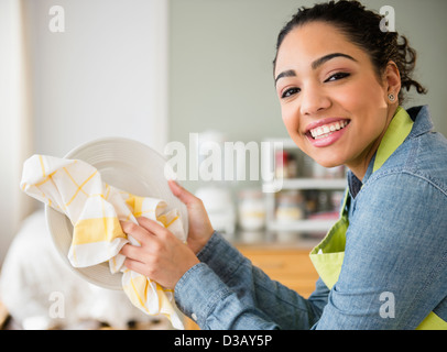 Hispanic Frau wischte Platte Stockfoto