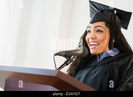 Hispanische Student hält Rede bei Abschluss Stockfoto