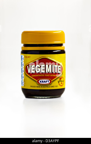 Australische Spezialitäten / ein Glas Vegemite Essen verteilt, d. h. in der Regel auf Toast oder Brot zum Frühstück gegessen. Stockfoto