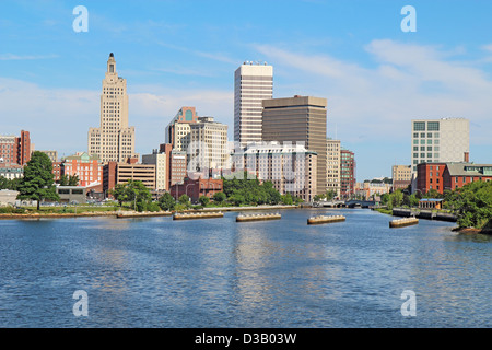 Blick auf die Skyline von Providence, Rhode Island, von der anderen Seite des Flusses "Providence" gegen einen blauen Himmel und weiße Wolken Stockfoto