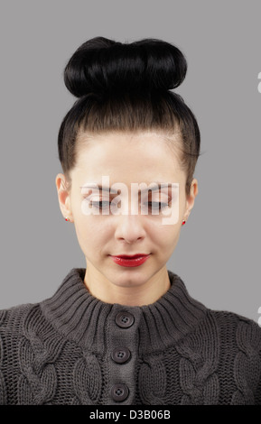 Porträt einer schönen jungen Frau auf grauem Hintergrund. Stockfoto