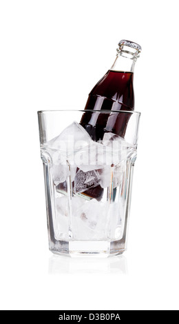 Flasche kalte Cola mit echtem Eis in einem Glas auf weiß Stockfoto