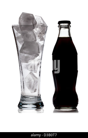 Silhouette von Glas mit Eis und Cola Flasche isoliert auf weißem Hintergrund Stockfoto