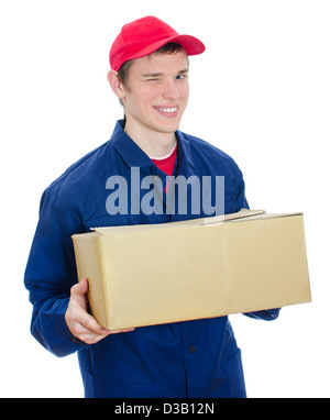 Junge Kurier Karton halten. Isoliert auf weiss Stockfoto