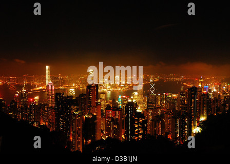 Nachtansicht des Hong Kong City von der Spitze des Hügels Blick auf die Wolkenkratzer und den Fluss. Stockfoto