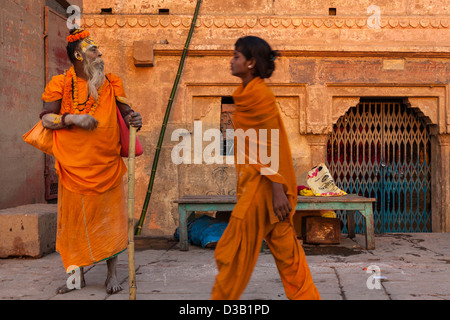 Sadhu steht im Morgengrauen, Varanasi, Indien Stockfoto