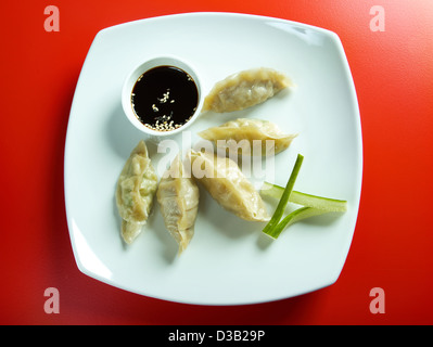 Dim-Sum Anruf Gyoza, asiatische Tradition Essen. Gebratene Knödel im chinesischen Stil Stockfoto
