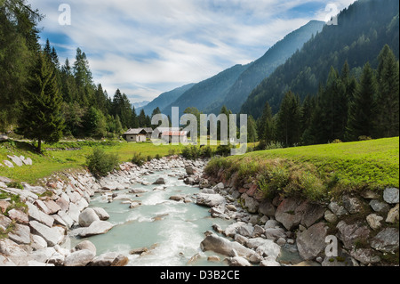 Der Bergfluss Stockfoto