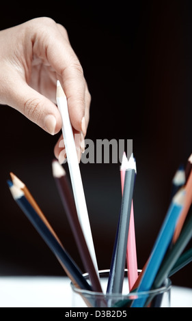 Menschliche Hand Auswahl Buntstift. Vertikale Foto Stockfoto