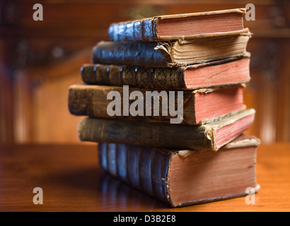 Schuss des geheimnisvollen suchen schön getragen antiquarische Bücher. Stockfoto