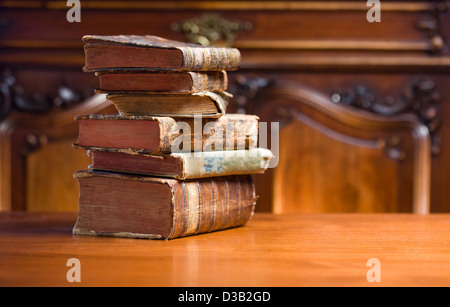 Schuss des geheimnisvollen suchen schön getragen antiquarische Bücher. Stockfoto