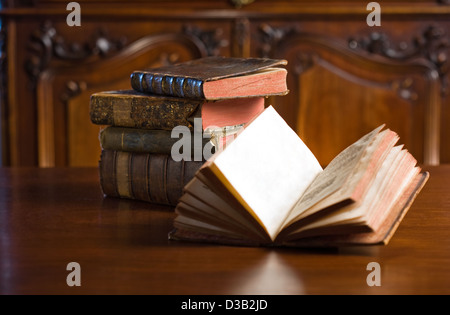 Schuss des geheimnisvollen suchen schön getragen antiquarische Bücher. Stockfoto