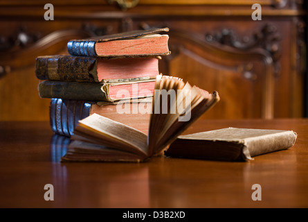 Schuss des geheimnisvollen suchen schön getragen antiquarische Bücher. Stockfoto