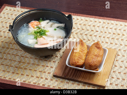 chinesische traditionelle Meeresfrüchte Nudelsuppe. Flache Schärfentiefe. Stockfoto