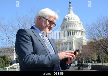 Washington, DC, USA. 14. Februar 2013. SPD-Fraktion-Chef Frank-Walter Steinmeier steht vor dem Kapitol in Washington, D.C., USA, 14. Februar 2013. Steinmeier besucht die USA politische Gespräche bis 15. Februar 2013 zu halten. Foto: Georg Ismar, Dpa/Alamy Live News Stockfoto