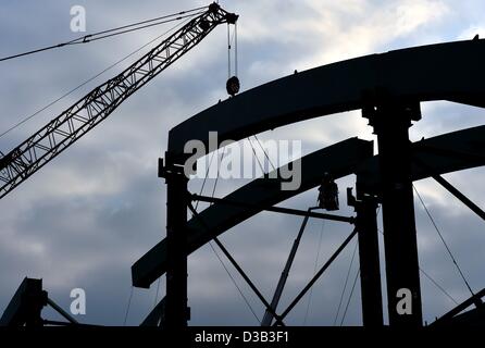 Arbeiter mithilfe ein Krans zwei 38-Tonne wiegen stehlen Strahlen auf der Baustelle Deutschlands längste Eisenbahnbrücke in der Nähe von Halle, Deutschland, 15. Februar 2013 zusammenstellen. Nach dem Bau der 8,5 Kilometer langen Saale-Elster-Brücke müssen Tracks und Bahntechnik installiert werden. ICE-Züge sollen im Jahr 2015 300 Kilometer pro Stunde zwischen Nürnberg, Erfurt/Halle/Leipzig und Berlin zu erreichen. Foto: Hendrik Schmidt Stockfoto