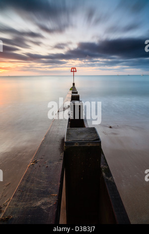 Buhne und Buhne Marker, Swanage Bay, Dorset, Vereinigtes Königreich, im Morgengrauen Stockfoto