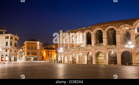 Verona - Arena und Piazza Bra in Dämmerung Stockfoto