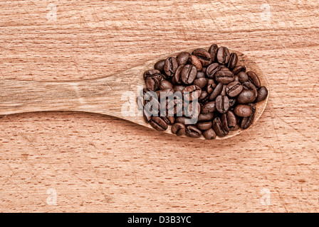 Holzlöffel aus Kaffee auf einem Holztisch Stockfoto