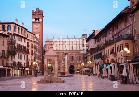 Verona - Piazza Erbe in der Morgen-Dämmerung und Porta Leona und Palazzo Maffei in backgroud Stockfoto