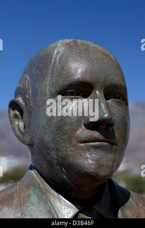 Südafrika, Bronzestatue von FW de Klerk, bei der Victoria and Albert Waterfront, Nobel Square, Cape Town. Stockfoto