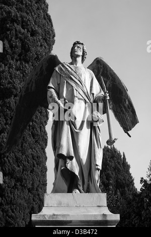 Statue eines Engels in schwarz und weiß auf einem Grab in Venedig Italien Stockfoto