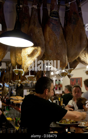 Tapas-Bar in der Nähe von Basilica de Santa Maria in der Altstadt (Parte Vieja), San Sebastian (Donostia), baskische Land, Spanien. Stockfoto