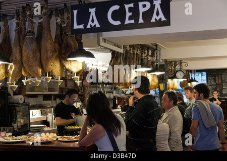 Tapas-Bar in der Nähe von Basilica de Santa Maria in der Altstadt (Parte Vieja), San Sebastian (Donostia), baskische Land, Spanien. Stockfoto